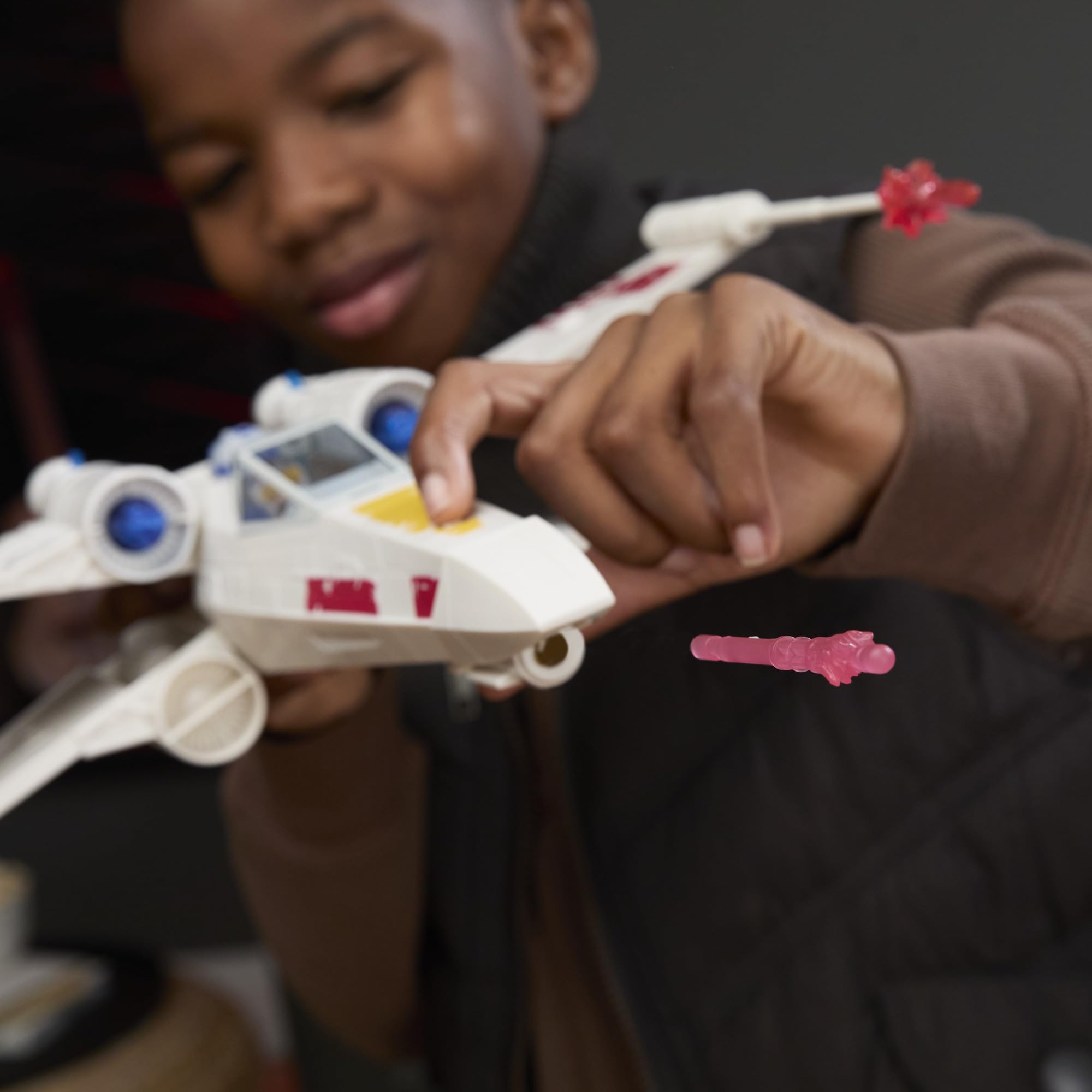 Star Wars Luke Skywalker's Force Strike X-wing Playset - 14-inch Vehicle with Action Figure & Projectile Launch 3