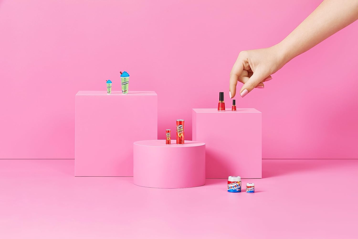 Mini Brands Series 4 Collectors Case with 5 Exclusive Minis - ZURU 5 Surprise