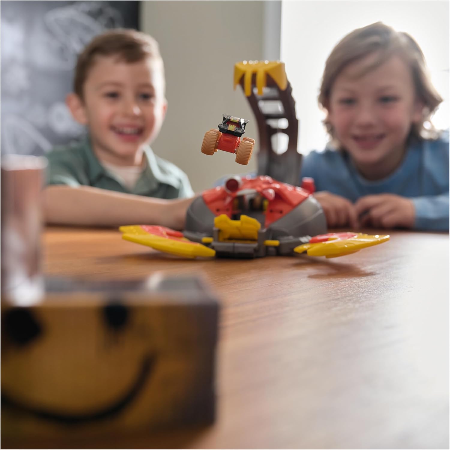 El Toro Loco Venom Velocity Scorpion Playset - 2-Speed Launcher with 2 Exclusive Mini Trucks 3