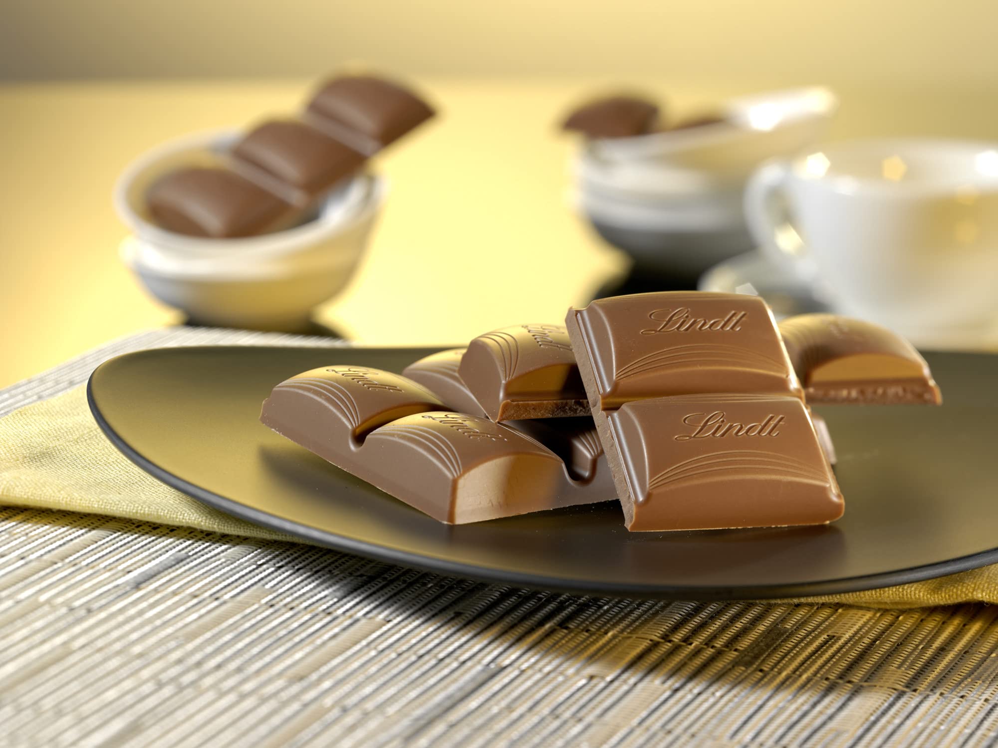 Lindt Creation Pistachio Delight Dark Chocolate Bar 150g 3