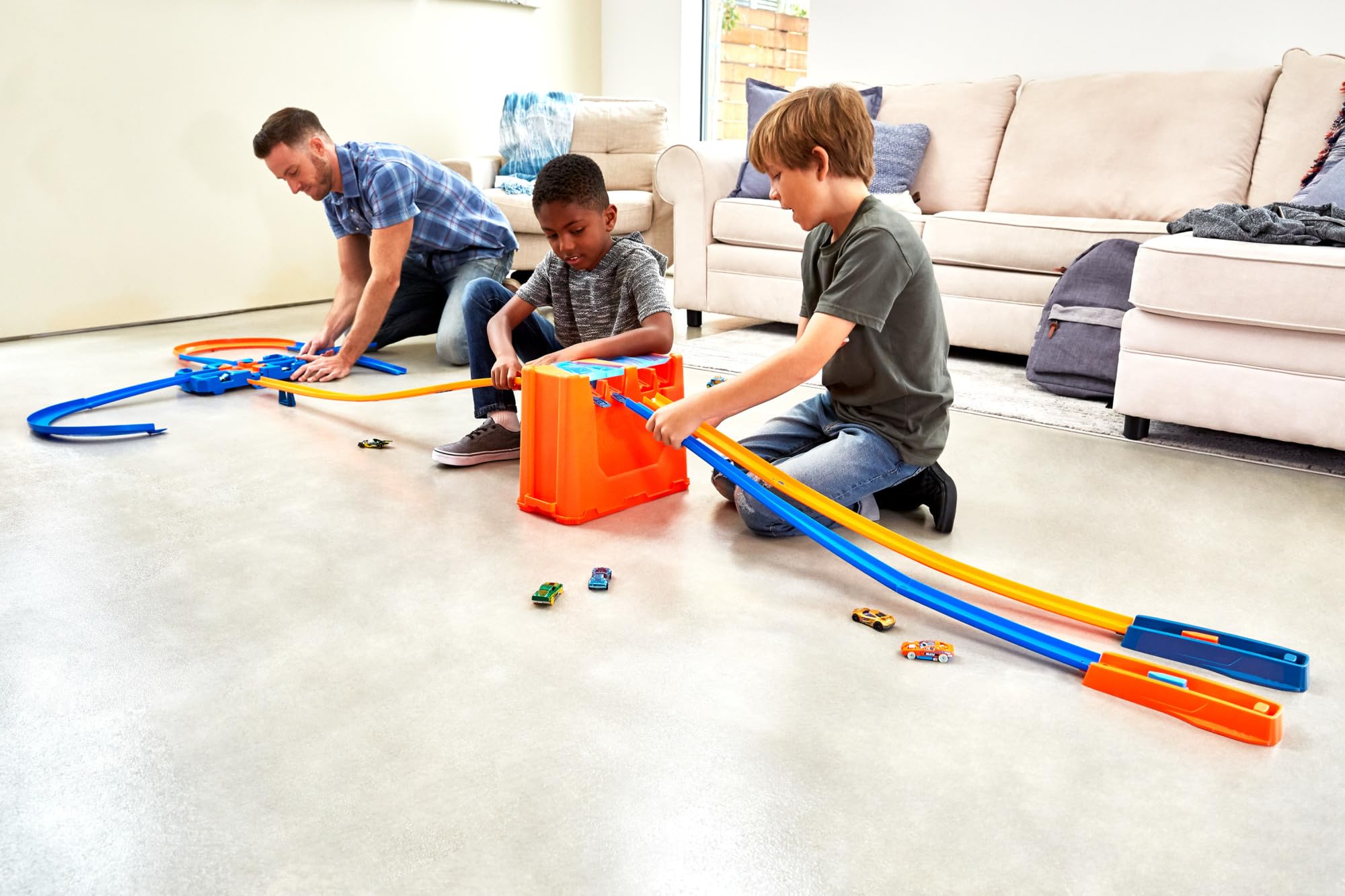 Hot Wheels GGP93 Deluxe Stunt Box - 36-Piece Track Set with Crash Zone & 2 Cars, Ages 6+ 9