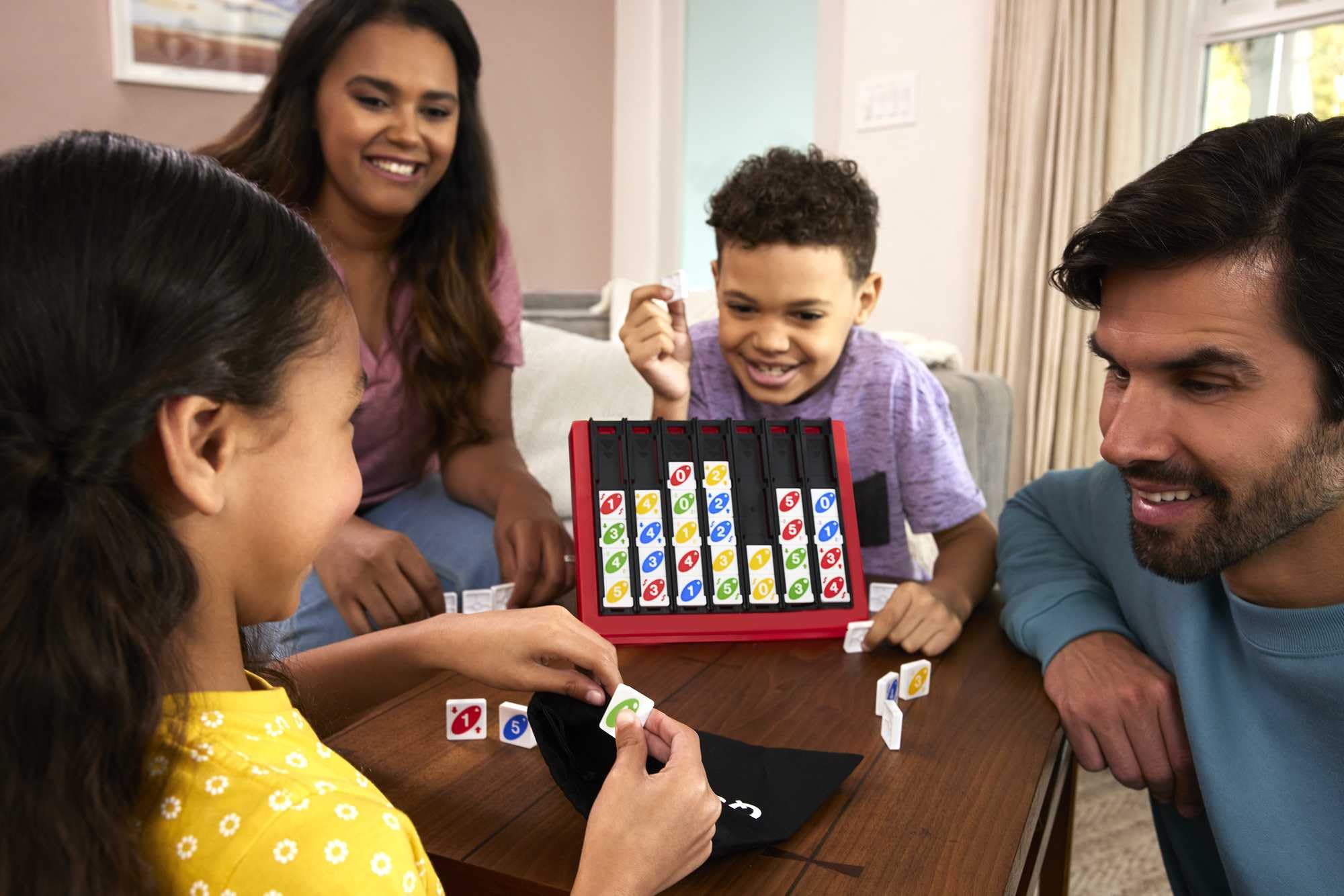 Mattel Games UNO Quatro Game - Four-in-a-Row Matching | Portable Plastic Set | Model HPF82
