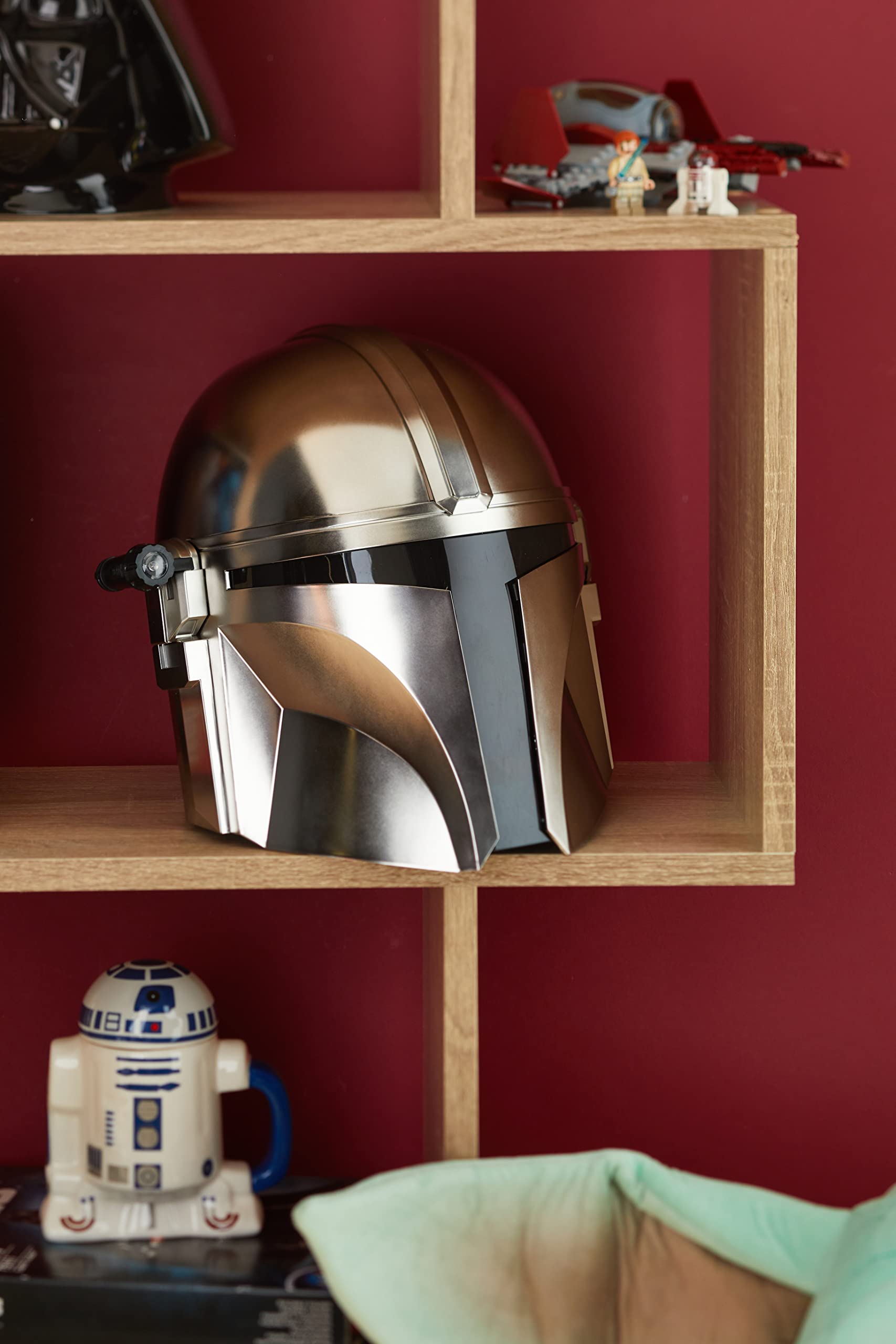 Star Wars The Mandalorian Premium Electronic Helmet Roleplay Collectible