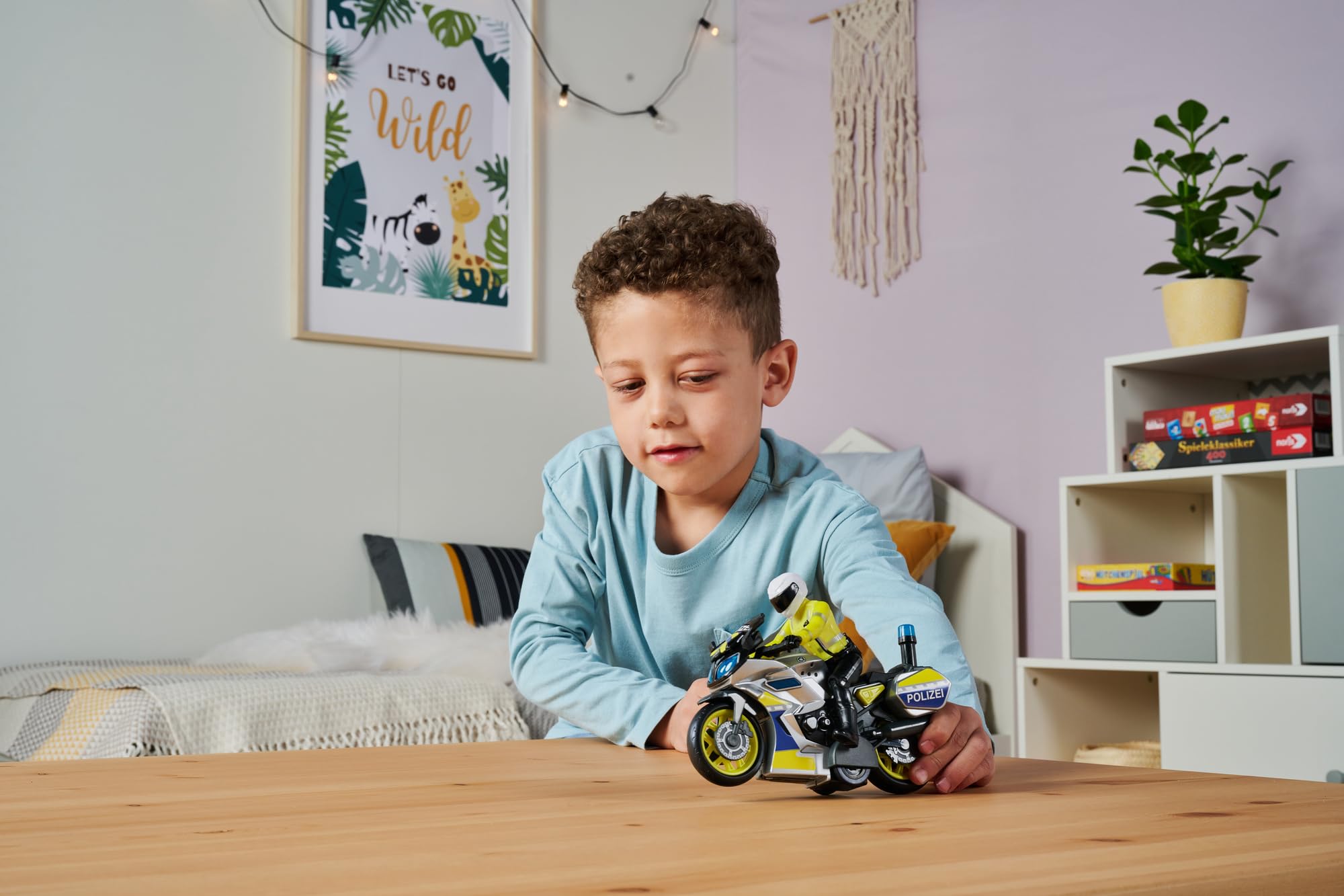 Dickie Toys 203712018 Yamaha Police Motorcycle with Officer Figure - Friction-Powered Ride-On Toy with Lights & Sound for Kids 3+ 6