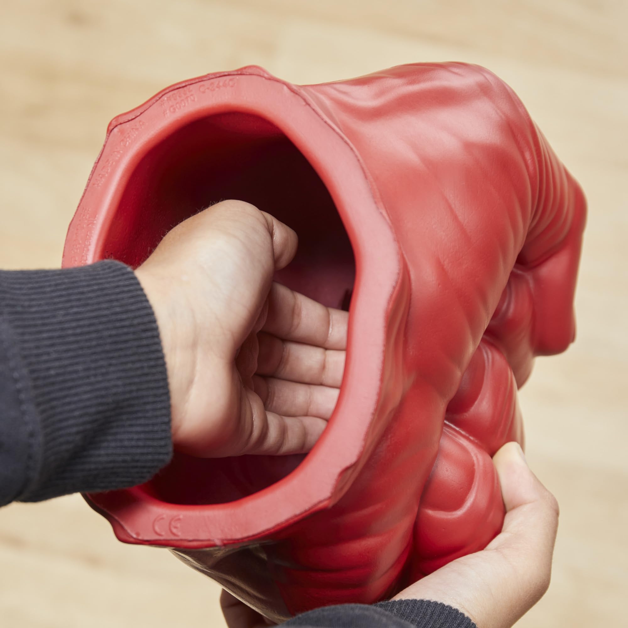 Marvel Red Hulk Gamma Smash Fists Role Play Toy for Kids 3