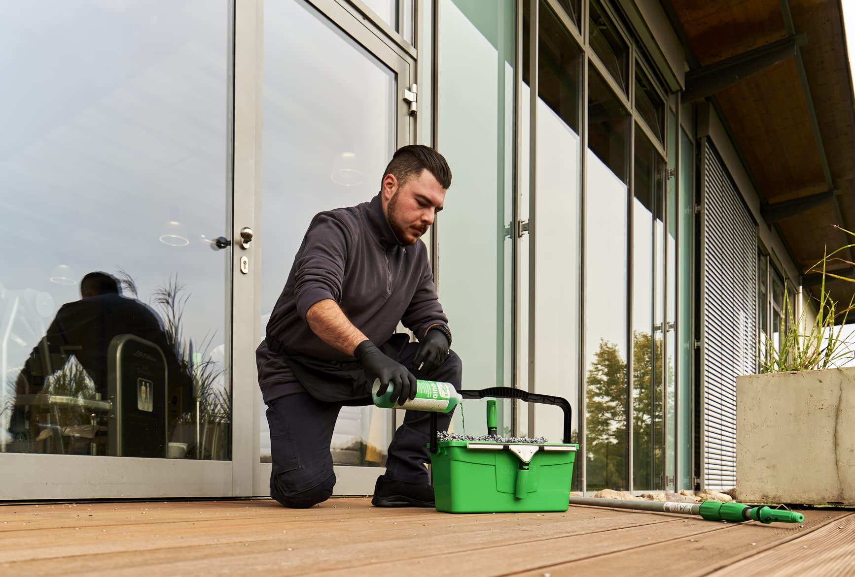 Unger QB12B Window Cleaning Bucket 12L with Sieve, Tool Holder & Measuring Scale 6