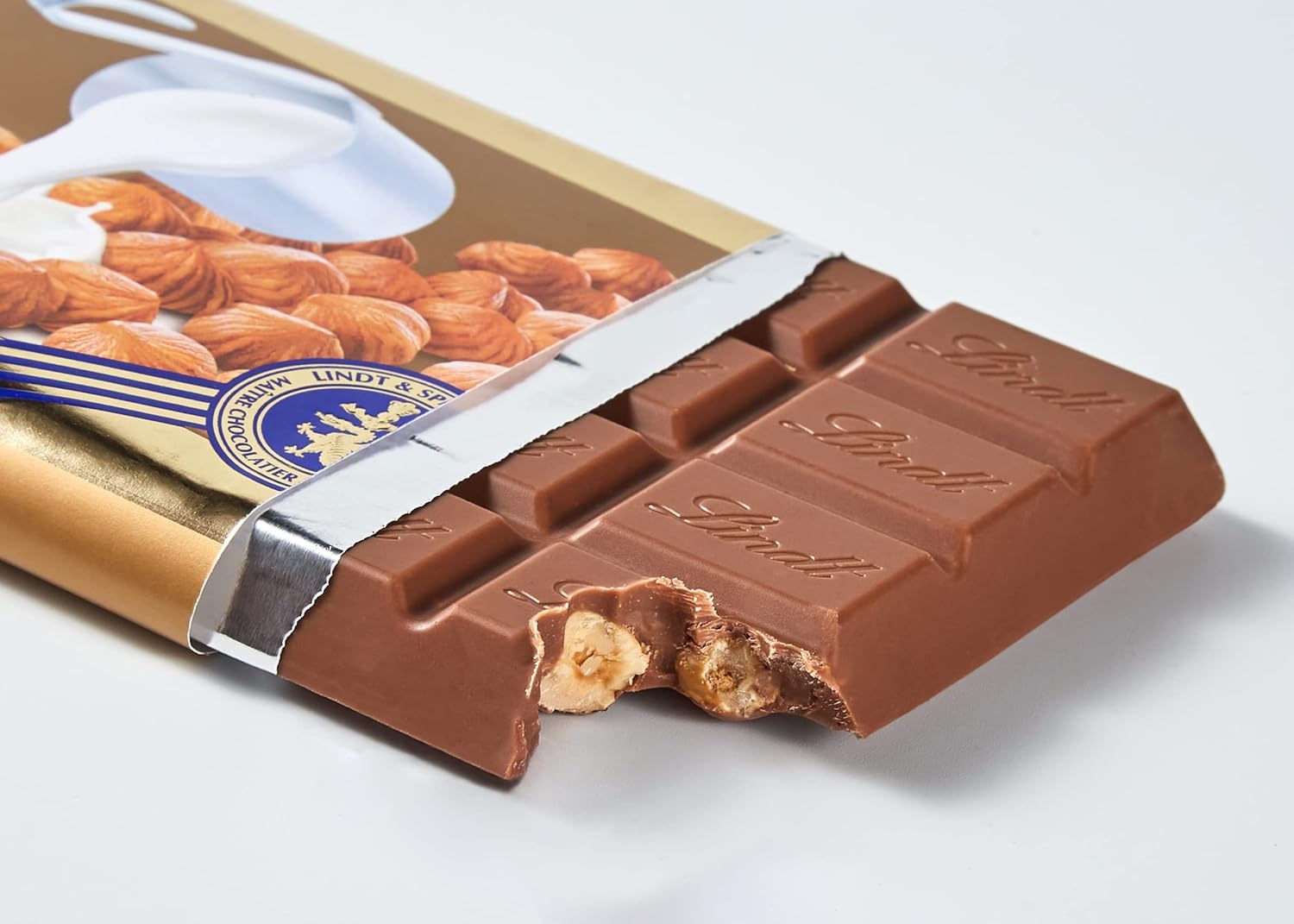 Lindt Swiss Milk Chocolate and Crunchy Hazelnut Gold Bar 300 g 5