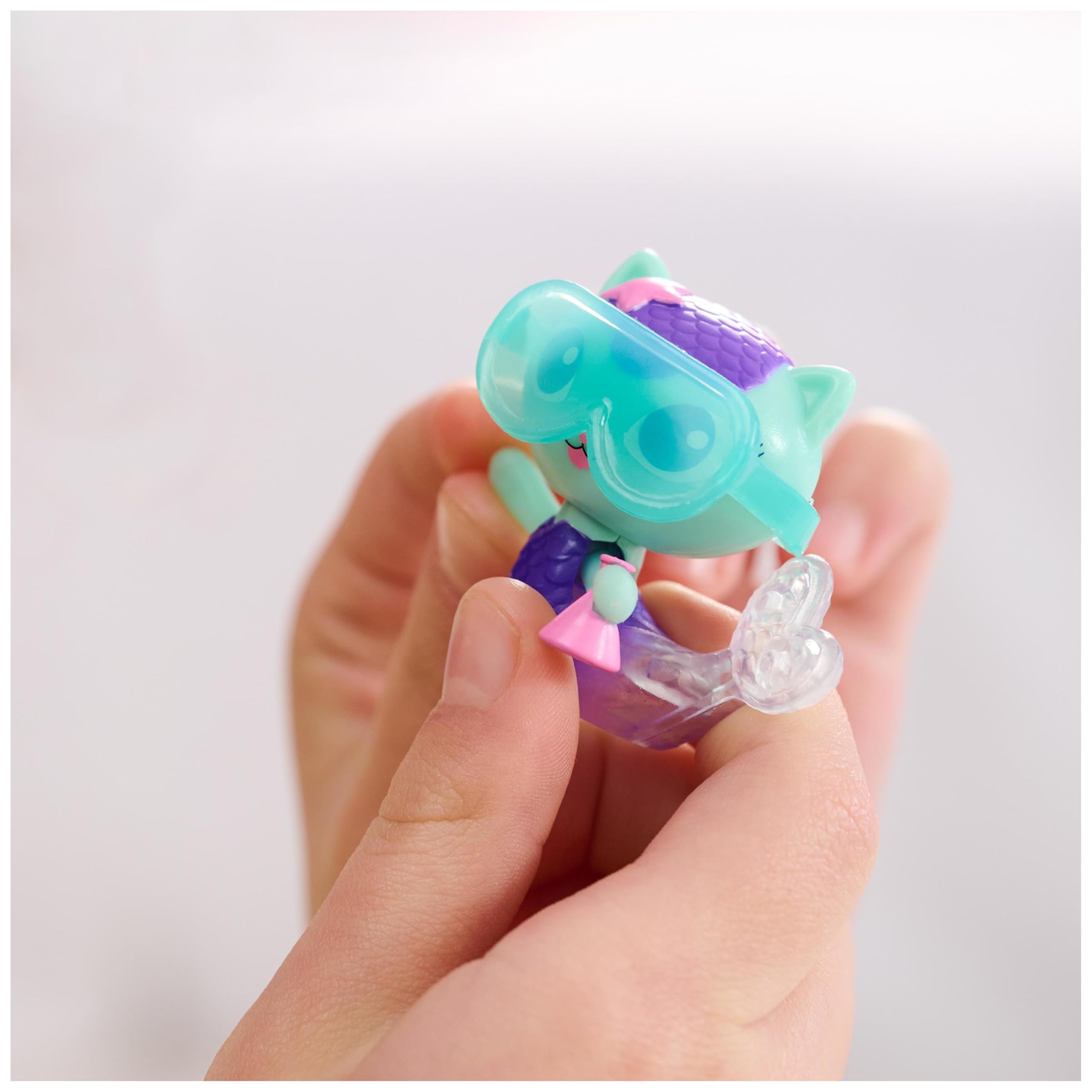 Gabby's Dollhouse MerCat Bobble Figure with Lab Table & Surprise Goggles - 5-Piece Playset 13