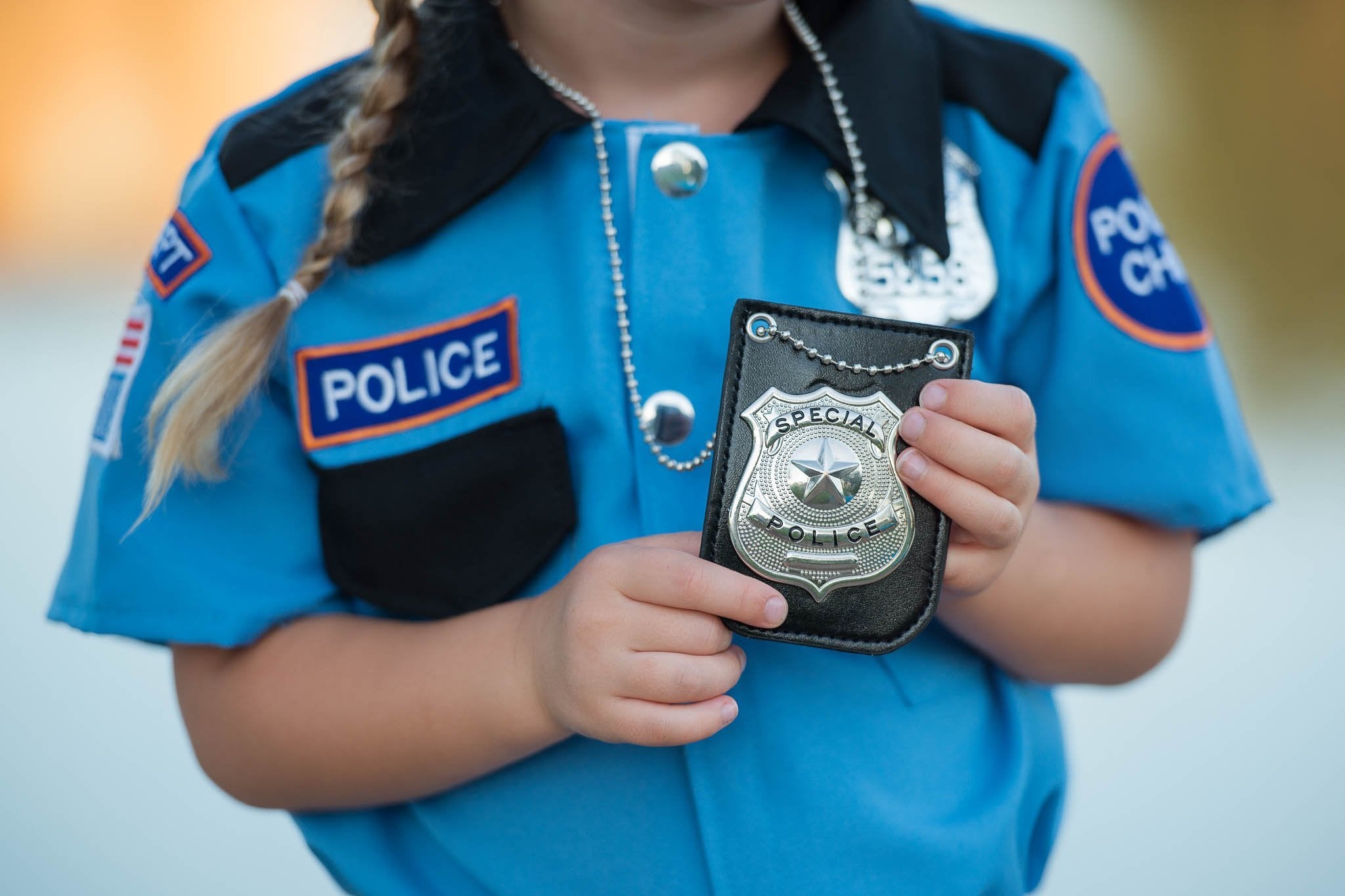 Dress Up America Police Badge for Kids - Pretend Play Cop Costume Accessory with Chain & Belt Clip 3