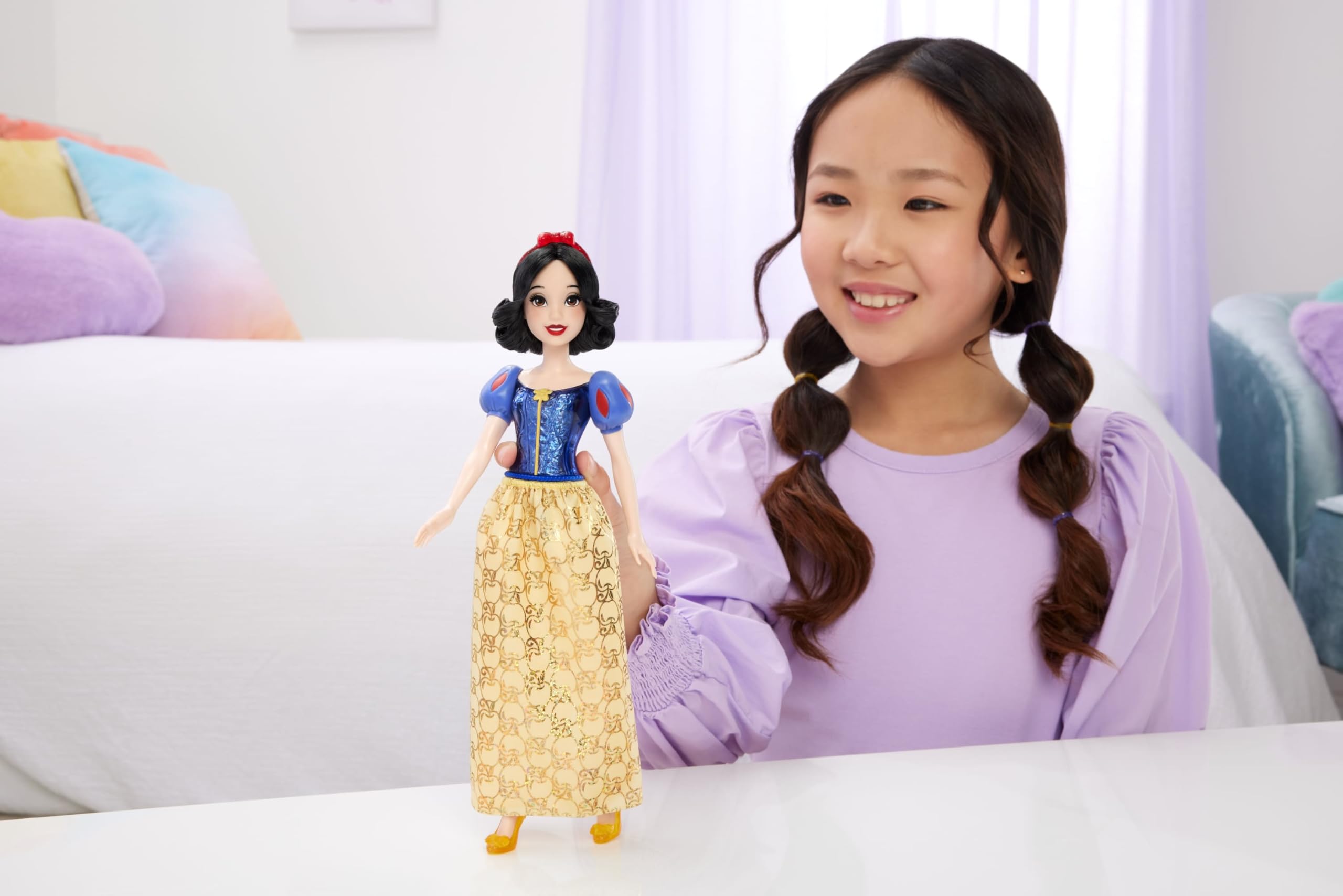 Mattel Disney Princess Snow White Posable Fashion Doll with Sparkling Clothing and Accessories HLW08