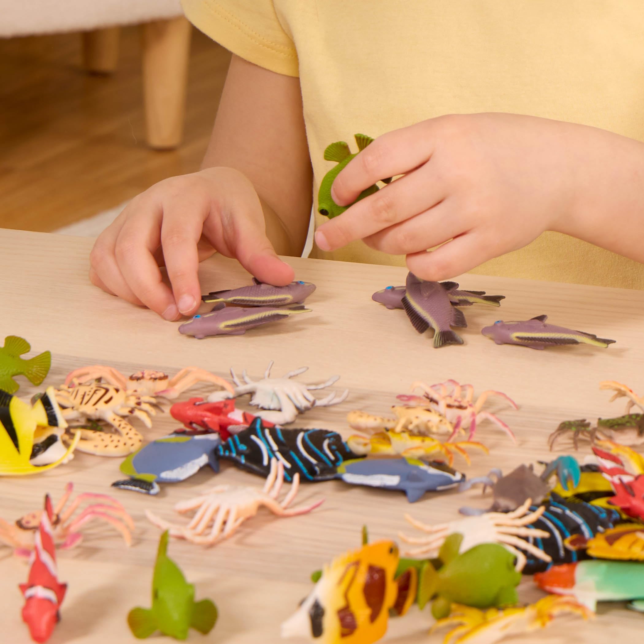 Terra by Battat – 60pcs Tropical Fish & Crab Toys – Mini Plastic Ocean Animal Playset for Kids 3