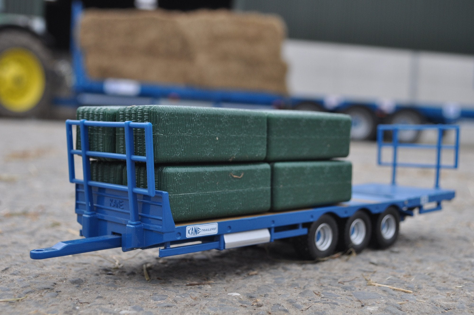 Britains Kane Bale Trailer and Bales Farm Set - 1:32 Scale Convertible Trailer Playset for Kids 3+ 5