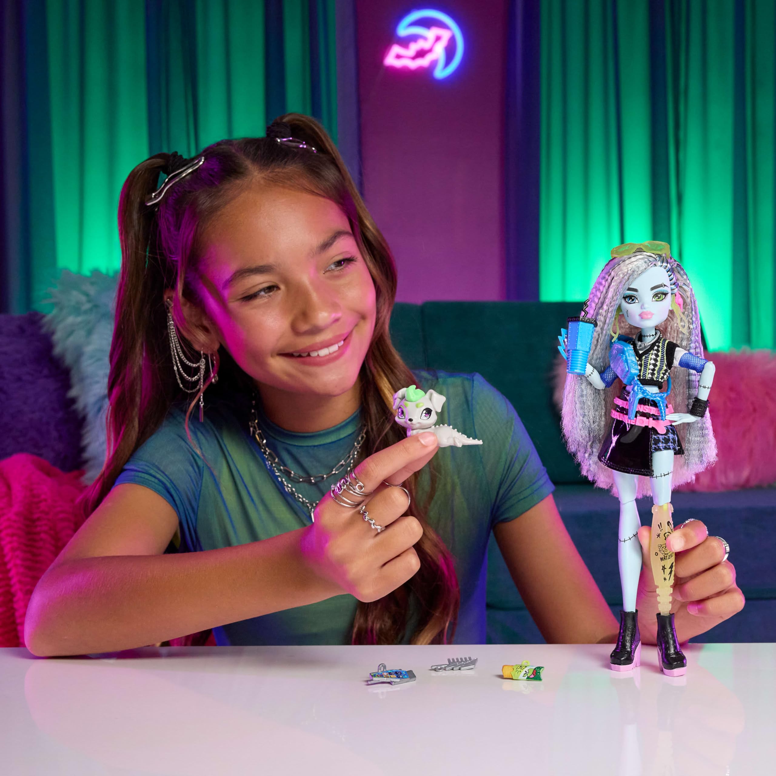 Monster High Frankie Stein Doll with Pet Watzie and 7 Accessories | Ages 4+ | JHK31