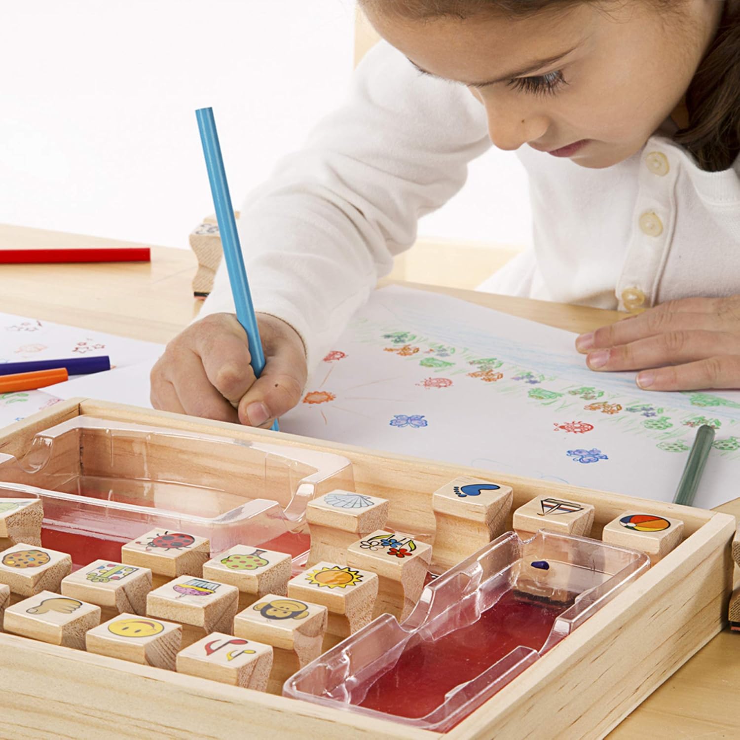Melissa & Doug Favourite Things Stamp Set - 32-Piece Wooden Stamp Kit with Colored Pencils & Washable Ink Pad for Kids 4+ 7