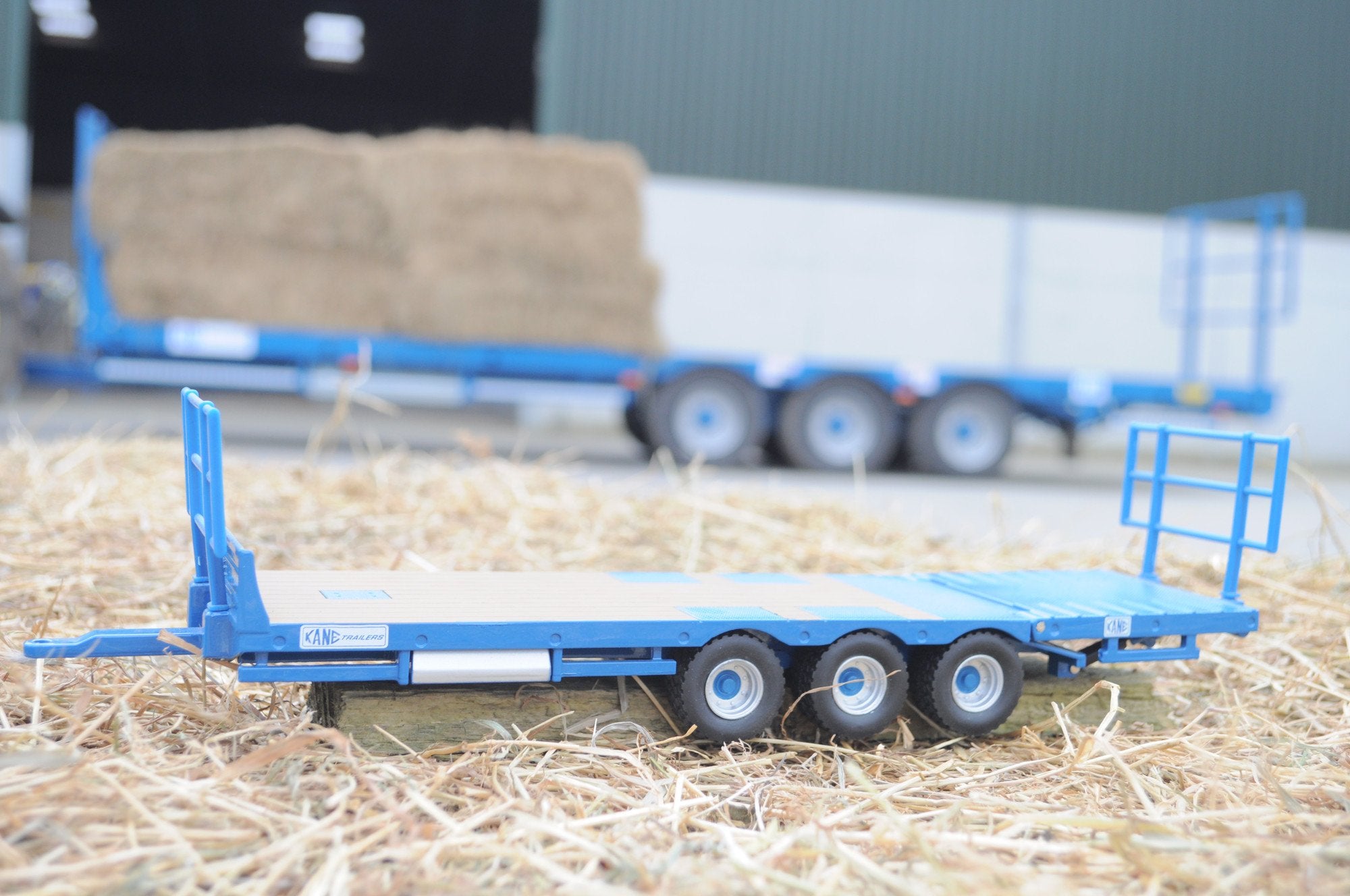 Britains Kane Bale Trailer and Bales Farm Set - 1:32 Scale Convertible Trailer Playset for Kids 3+ 6