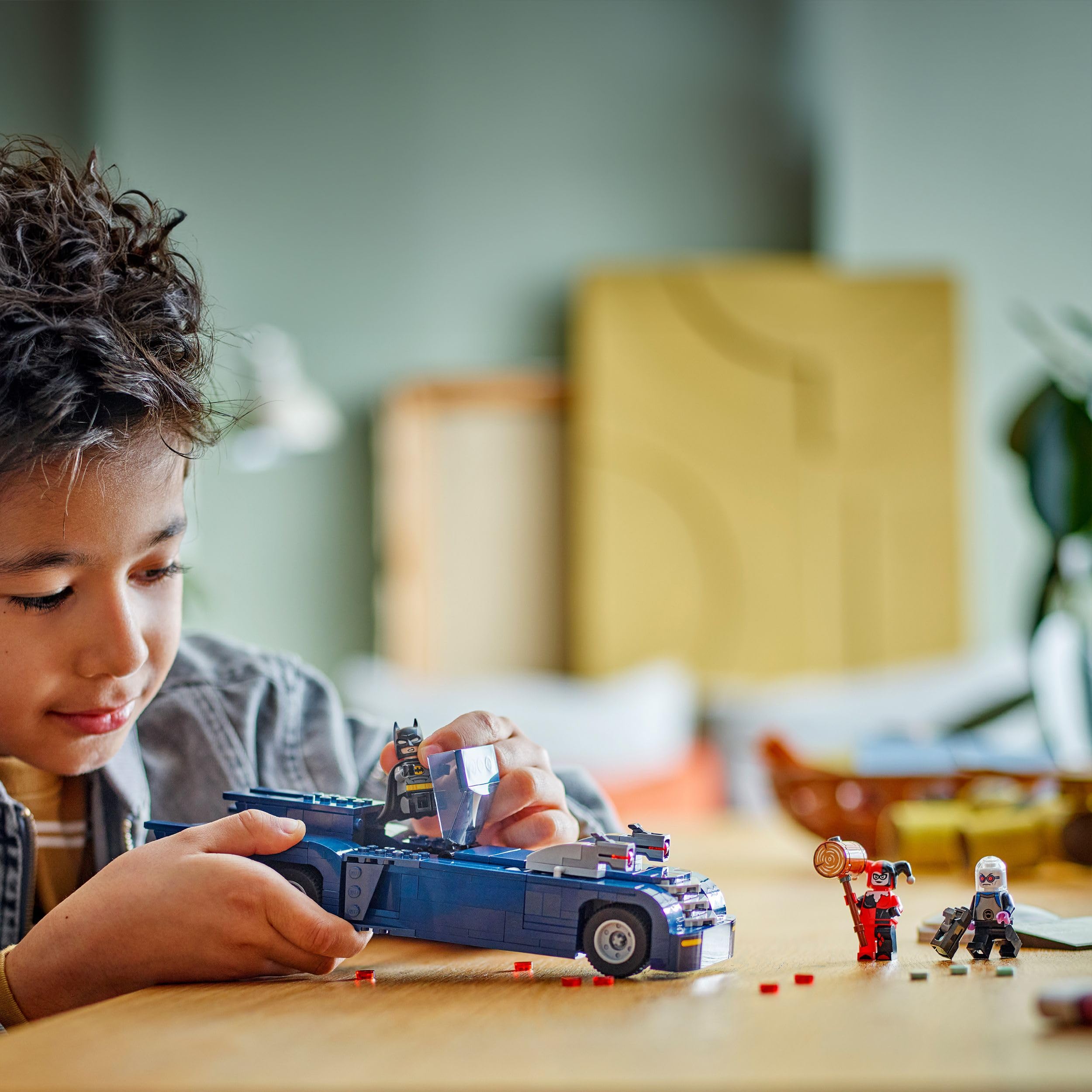 LEGO DC Batman with the Batmobile vs. Harley Quinn & Mr. Freeze - Building Set for 8+ Years 15