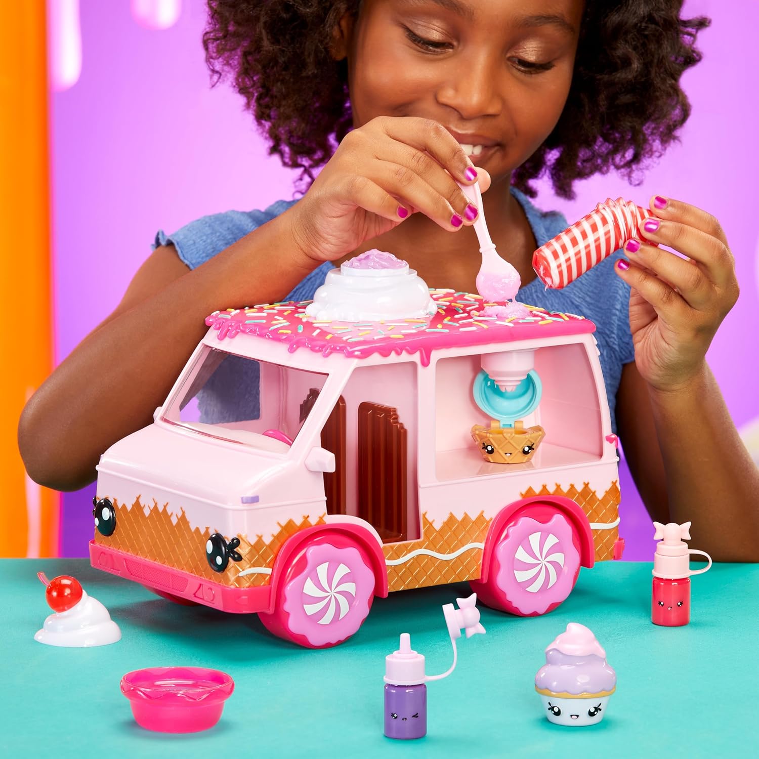 MGA Entertainment Yummiland Lipgloss Truck - DIY Lip Gloss Playset with 2 Num Noms 6