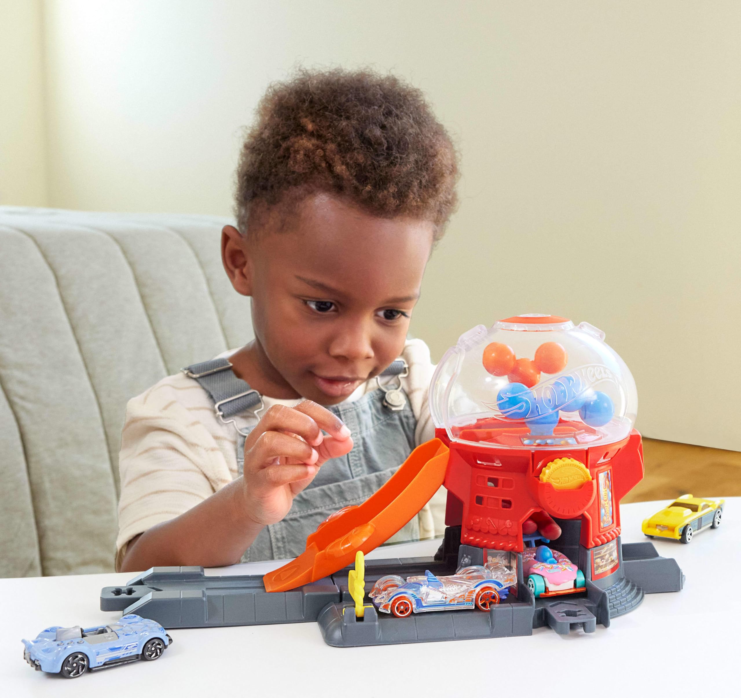 Hot Wheels Downtown Candy Shop Playset - Gumball Machine Track Set with 1:64 Die-Cast Car 4