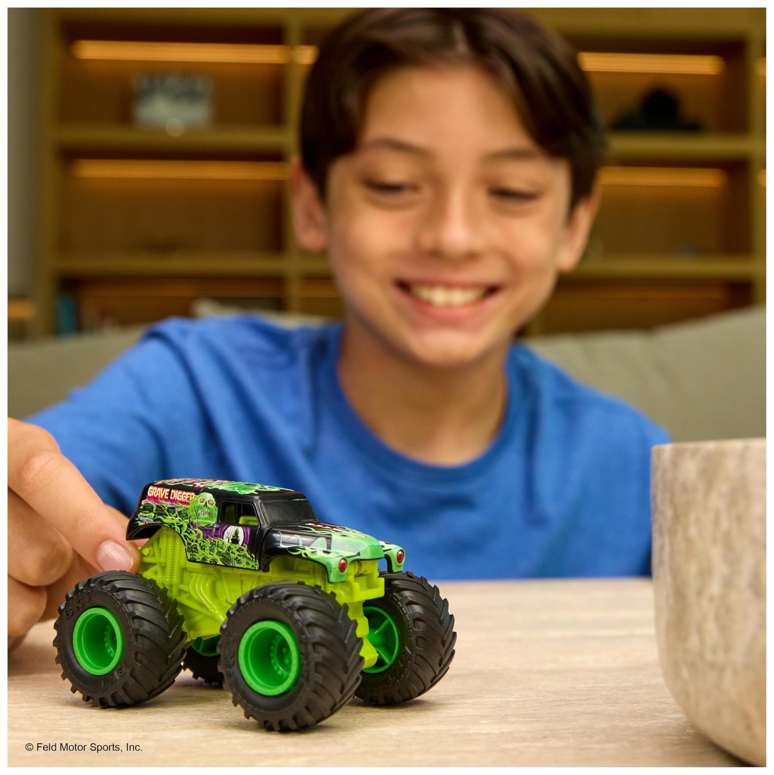 Monster Jam Smash & Bash Megalodon - 1:64 Die-Cast Repairable Monster Truck for Kids 5