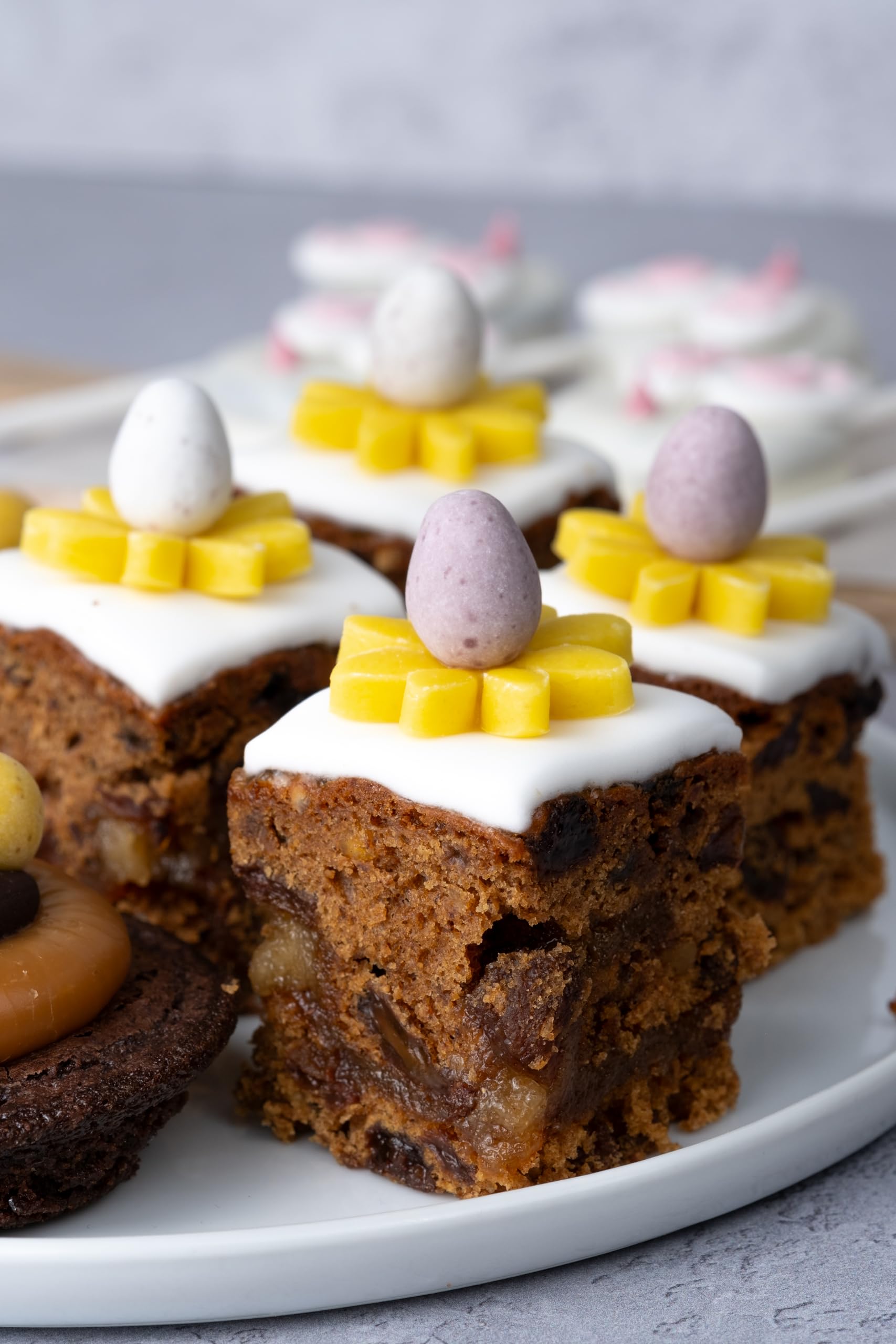 Renshaw Yellow Just Roll With It Fondant Icing, 1 kg 6