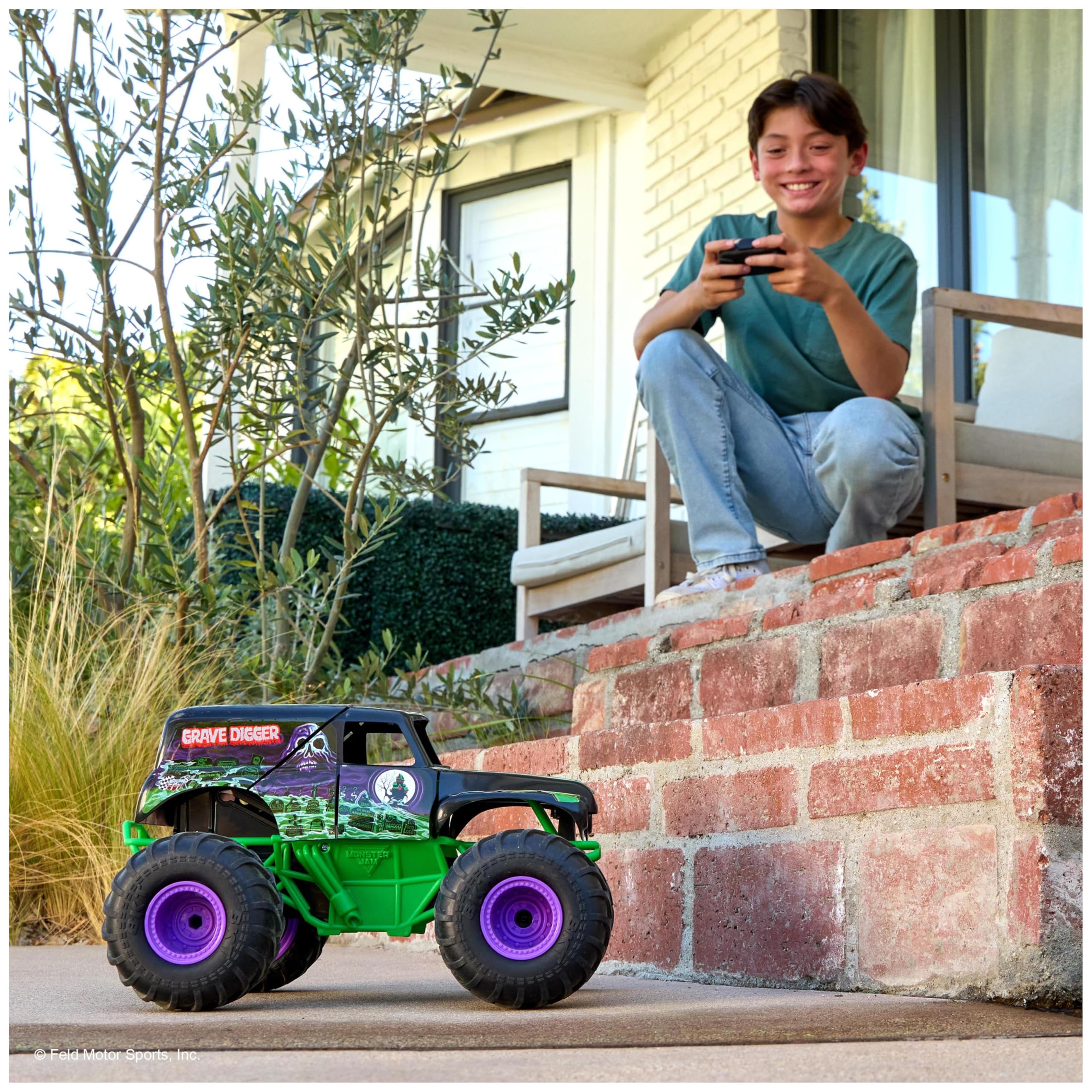 Smash & Bash Grave Digger Remote Control Monster Truck - 1:15 Scale RC Vehicle for Kids 4-14 6