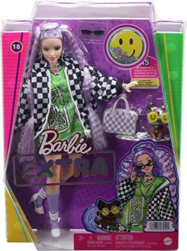 „Barbie-Extra-Puppe Nr. 18 in Jerseykleid und übergroßer karierter Jacke, mit Haustierwelpe.“