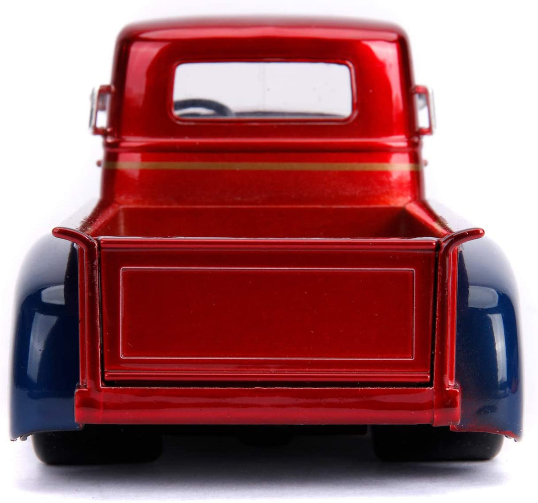 Jada Toys 253255010 DC Bombshells 1952 Chevy COE Pickup-Auto, Spielzeugauto aus Druckguss, Türen, Kofferraum und Motorhaube zum Öffnen, inklusive Wonder Woman-Figur, Maßstab 1:24, Rot/Blau