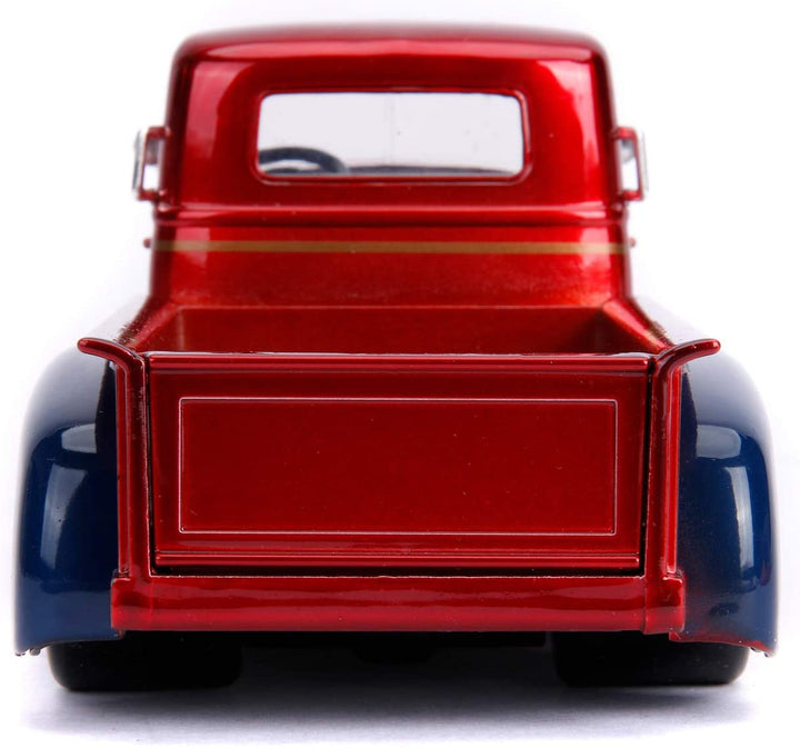 Jada Toys 253255010 DC Bombshells 1952 Chevy COE Pickup-Auto, Spielzeugauto aus Druckguss, Türen, Kofferraum und Motorhaube zum Öffnen, inklusive Wonder Woman-Figur, Maßstab 1:24, Rot/Blau