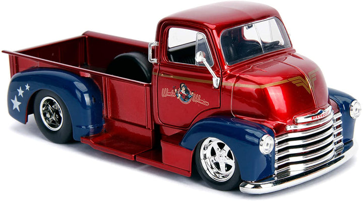 Jada Toys 253255010 DC Bombshells 1952 Chevy COE Pickup-Auto, Spielzeugauto aus Druckguss, Türen, Kofferraum und Motorhaube zum Öffnen, inklusive Wonder Woman-Figur, Maßstab 1:24, Rot/Blau