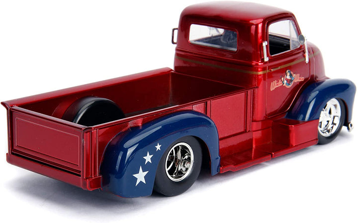 Jada Toys 253255010 DC Bombshells 1952 Chevy COE Pickup-Auto, Spielzeugauto aus Druckguss, Türen, Kofferraum und Motorhaube zum Öffnen, inklusive Wonder Woman-Figur, Maßstab 1:24, Rot/Blau