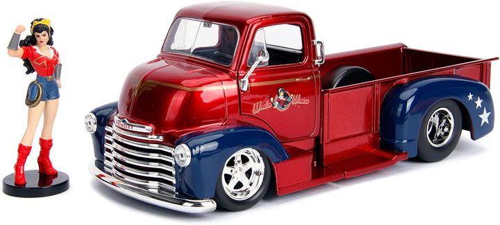 Jada Toys 253255010 DC Bombshells 1952 Chevy COE Pickup-Auto, Spielzeugauto aus Druckguss, Türen, Kofferraum und Motorhaube zum Öffnen, inklusive Wonder Woman-Figur, Maßstab 1:24, Rot/Blau