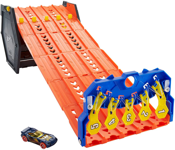 Hot Wheels Roll Out Raceway Track Set, Aufbewahrungseimer lässt sich in eine 5-spurige Rennstrecke für das Spielen mit mehreren Autos ausrollen, lässt sich mit anderen Sets verbinden