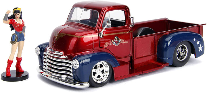Jada Toys 253255010 DC Bombshells 1952 Chevy COE Pickup-Auto, Spielzeugauto aus Druckguss, Türen, Kofferraum und Motorhaube zum Öffnen, inklusive Wonder Woman-Figur, Maßstab 1:24, Rot/Blau